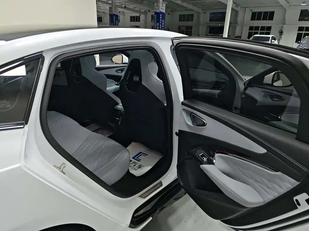 BYD Seal — фото 13
