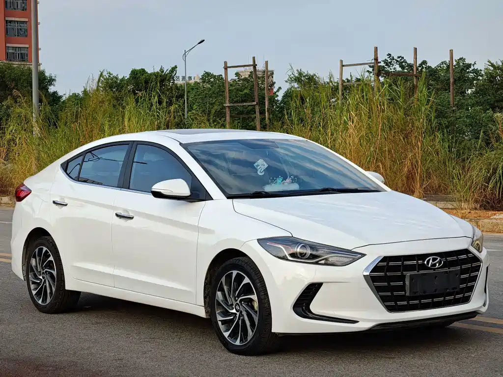 Hyundai Elantra — фото 3