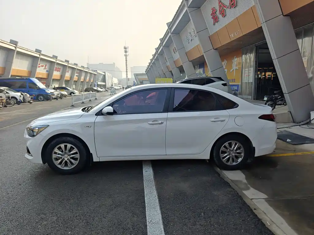 Hyundai Elantra — фото 3