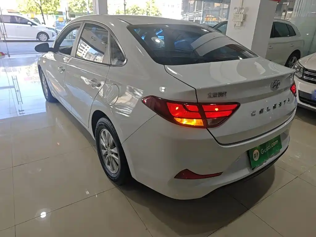 Hyundai Elantra — фото 4