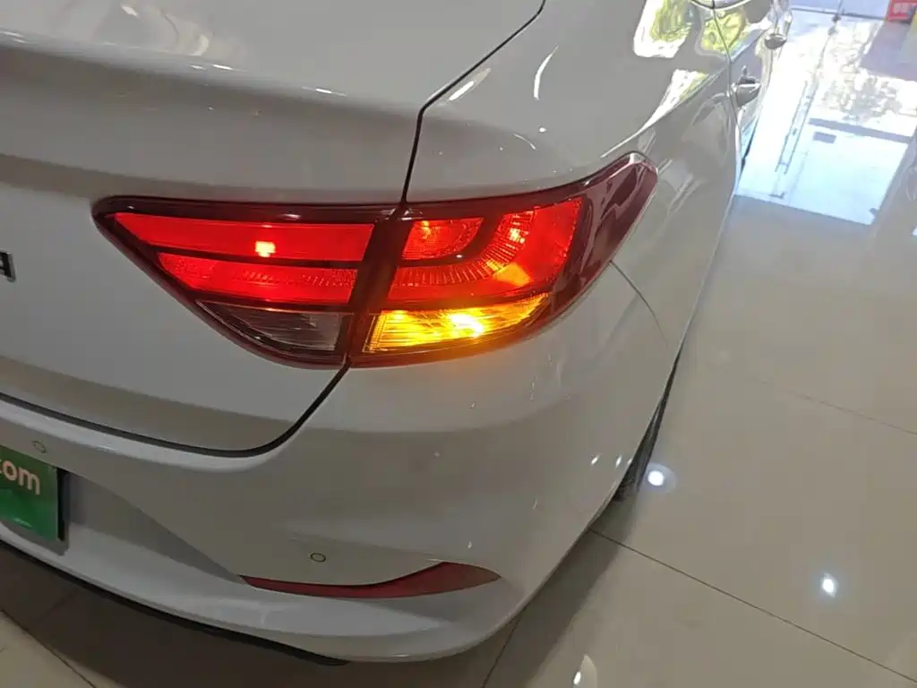 Hyundai Elantra — фото 7