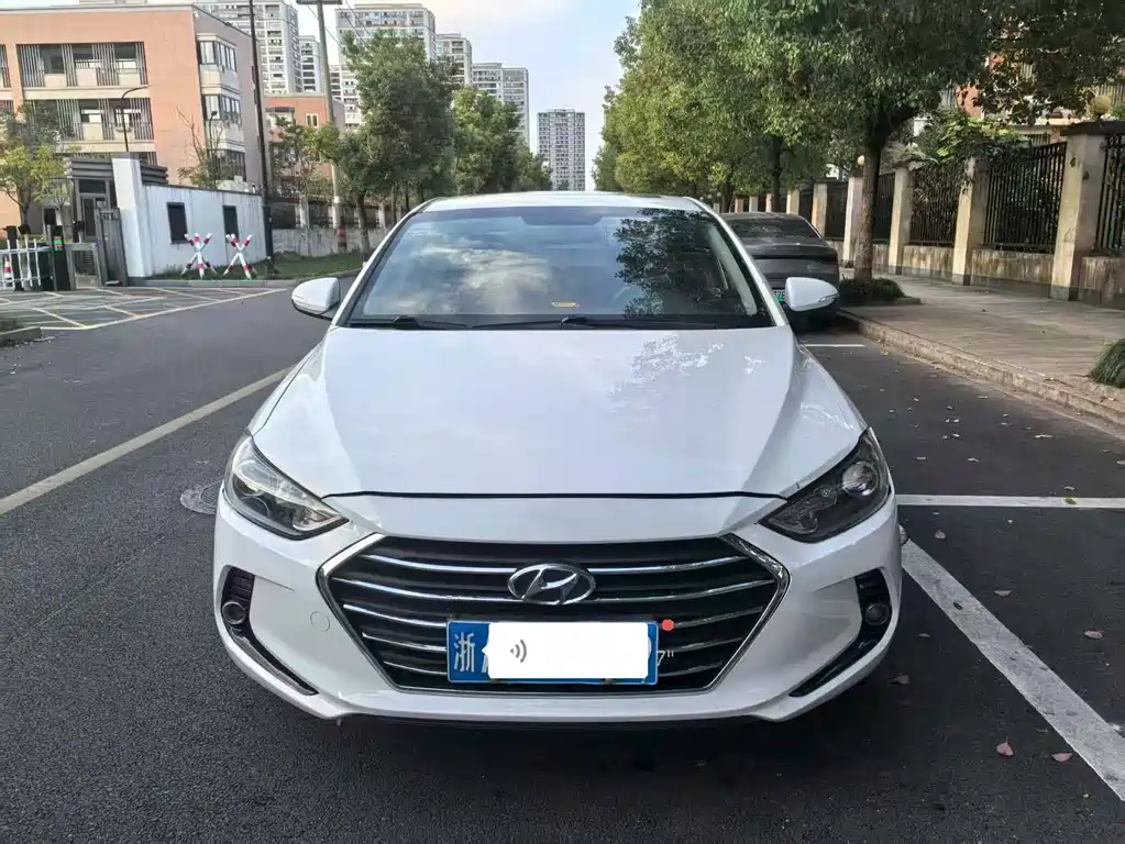 Hyundai Elantra — фото 2