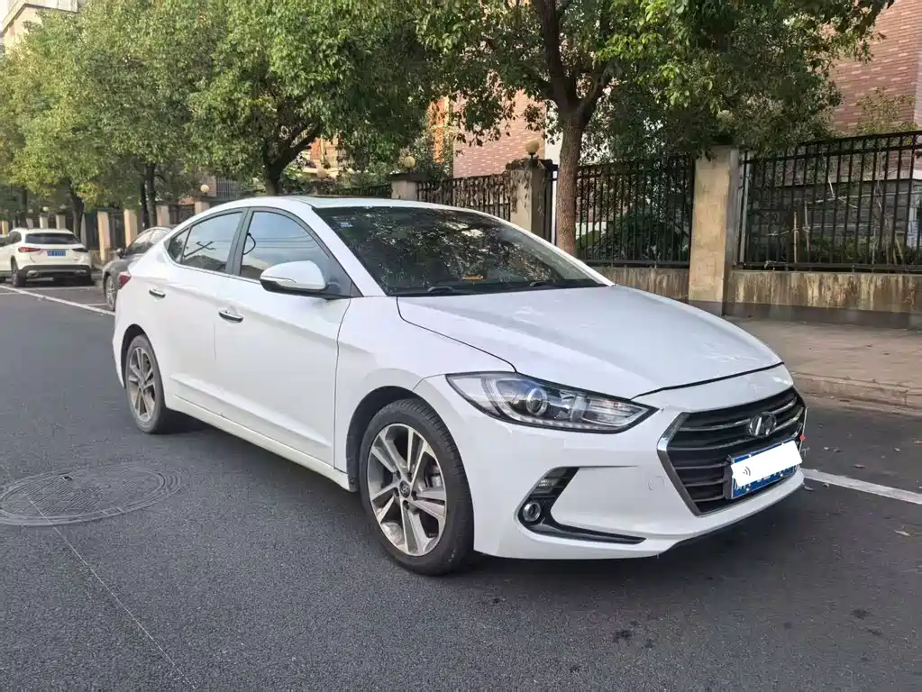 Hyundai Elantra — фото 3