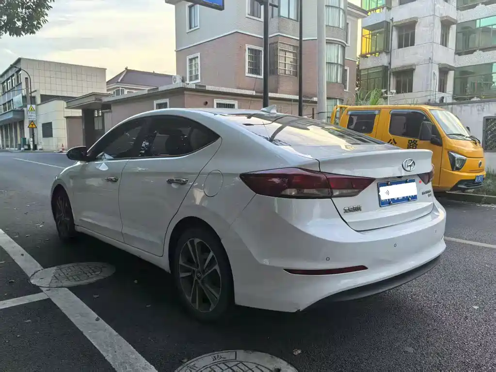 Hyundai Elantra — фото 4