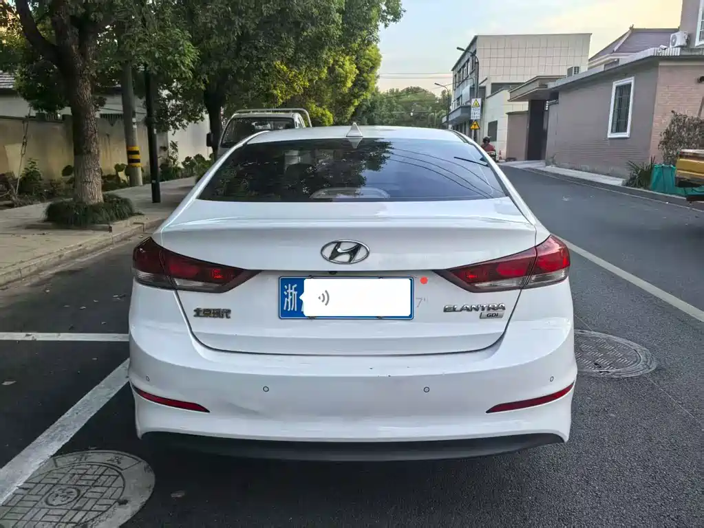 Hyundai Elantra — фото 5