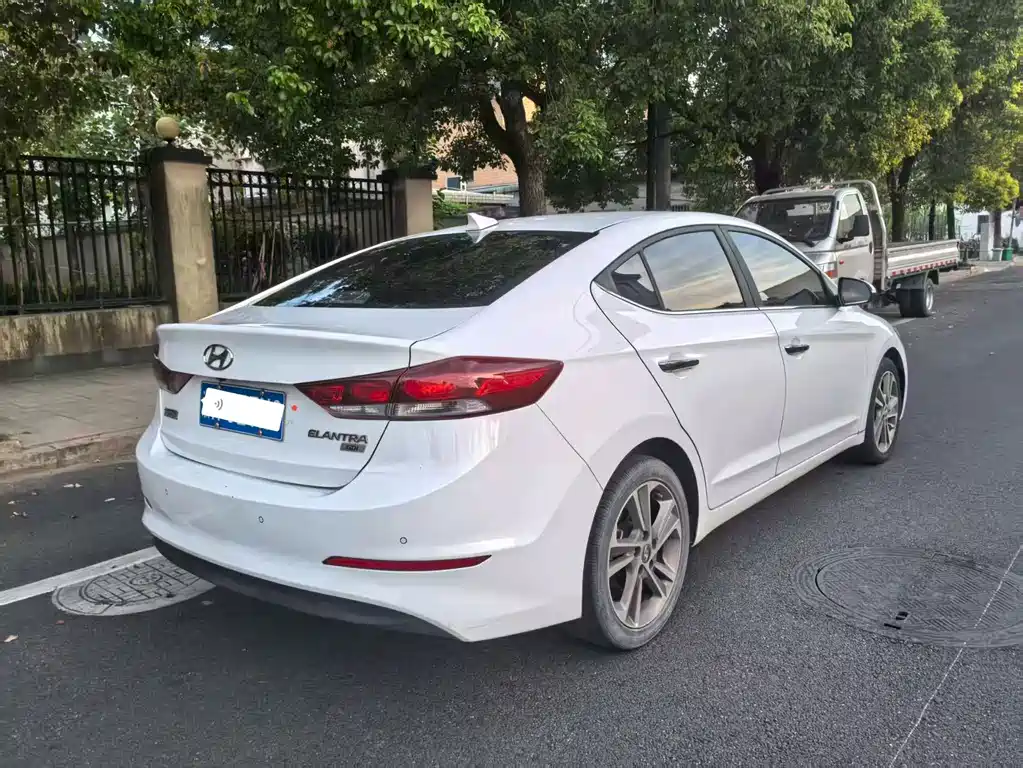 Hyundai Elantra — фото 6