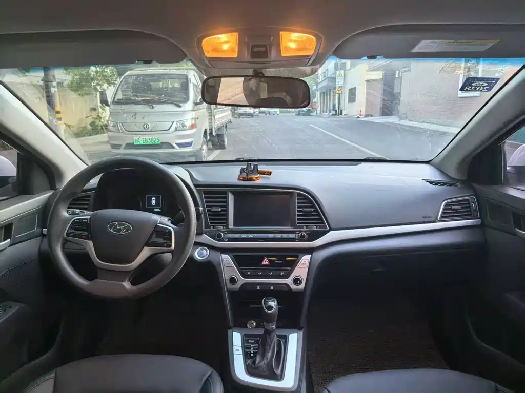 Hyundai Elantra — фото 8