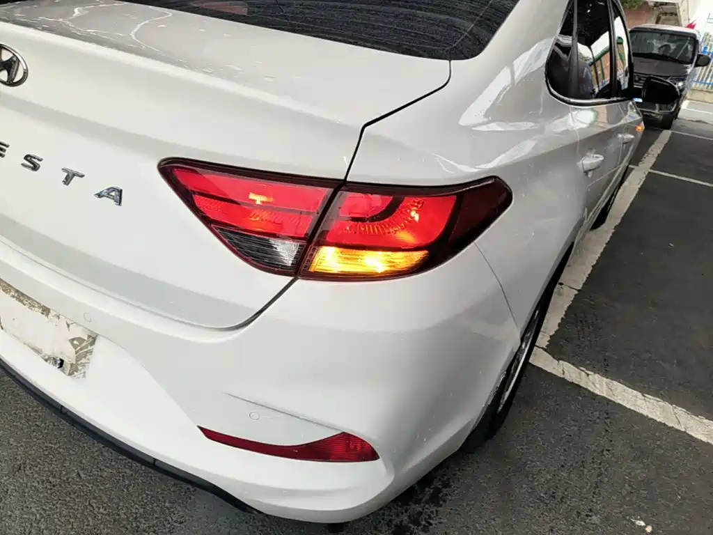 Hyundai Elantra — фото 7