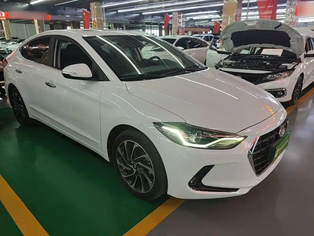Hyundai Elantra — фото 3