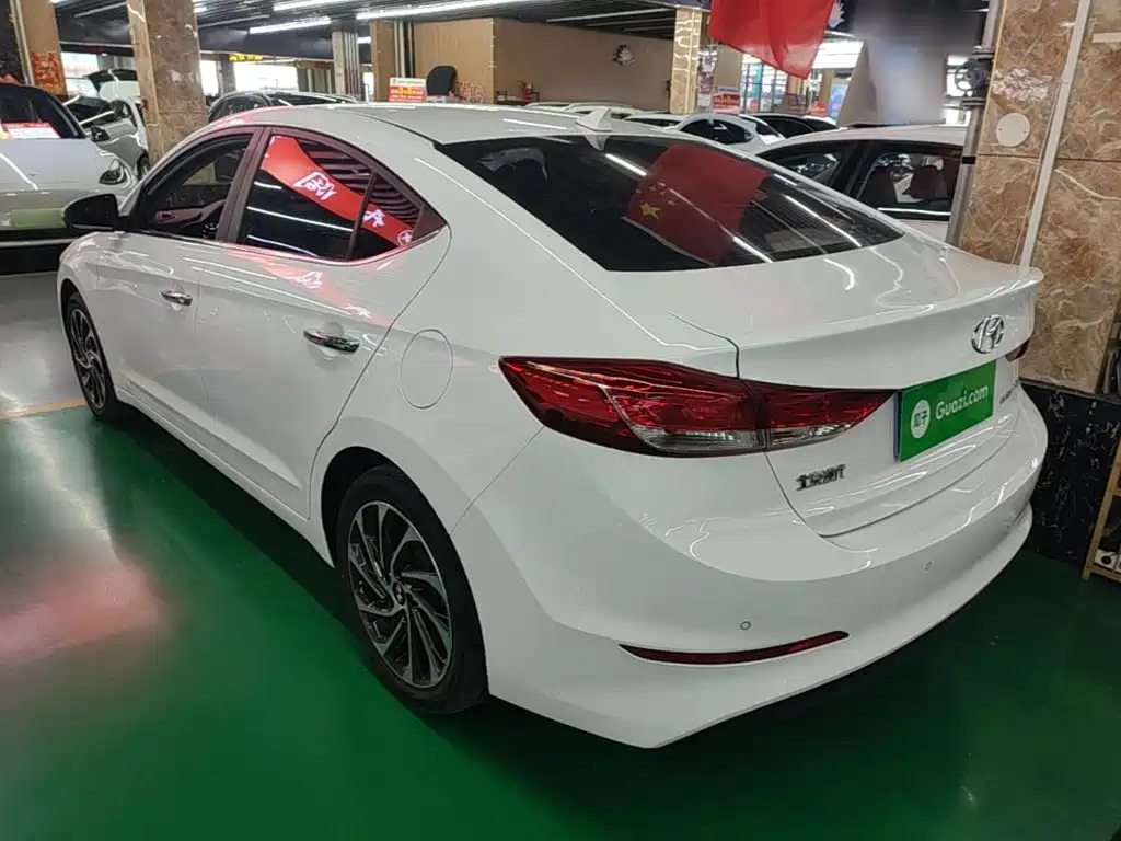 Hyundai Elantra — фото 4