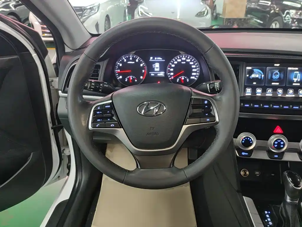 Hyundai Elantra — фото 10
