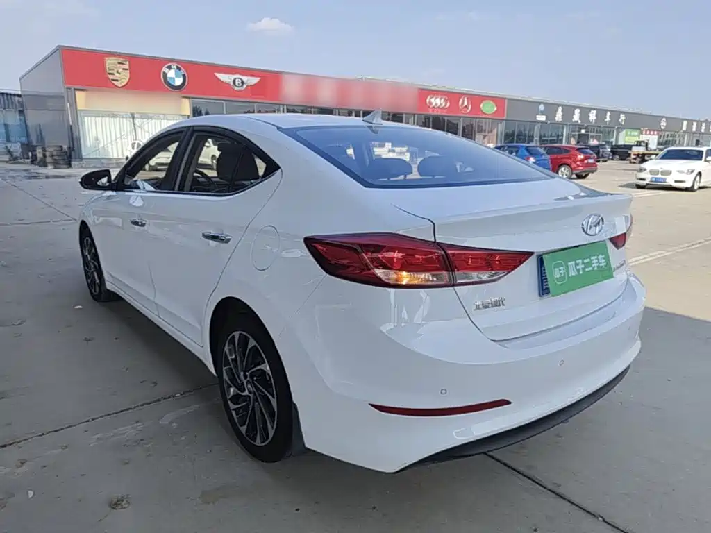 Hyundai Elantra — фото 4