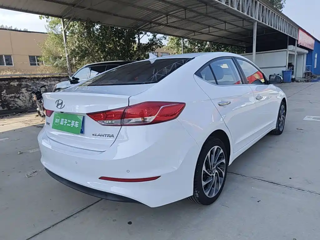 Hyundai Elantra — фото 6