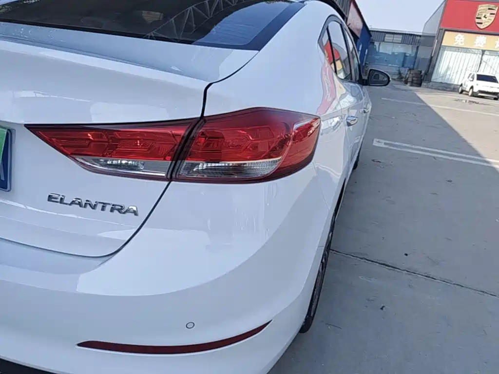 Hyundai Elantra — фото 7