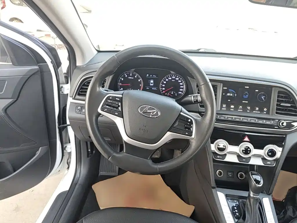 Hyundai Elantra — фото 10