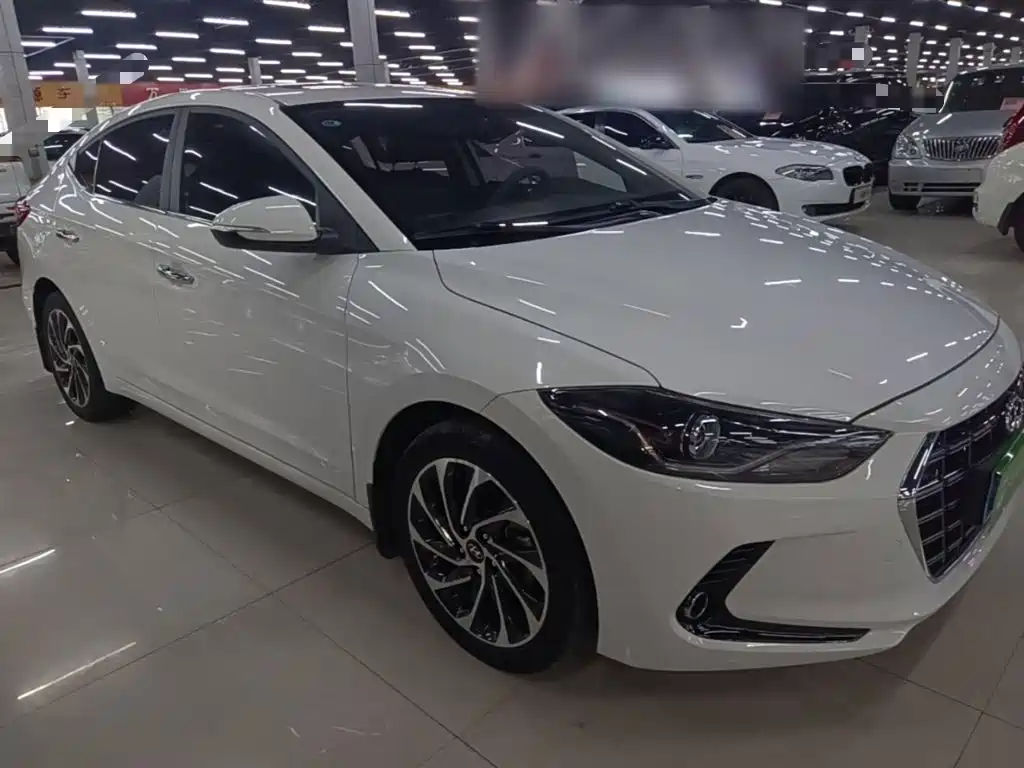 Hyundai Elantra — фото 3
