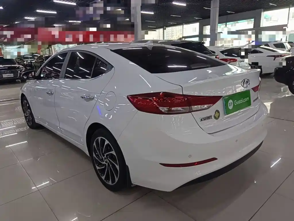 Hyundai Elantra — фото 4