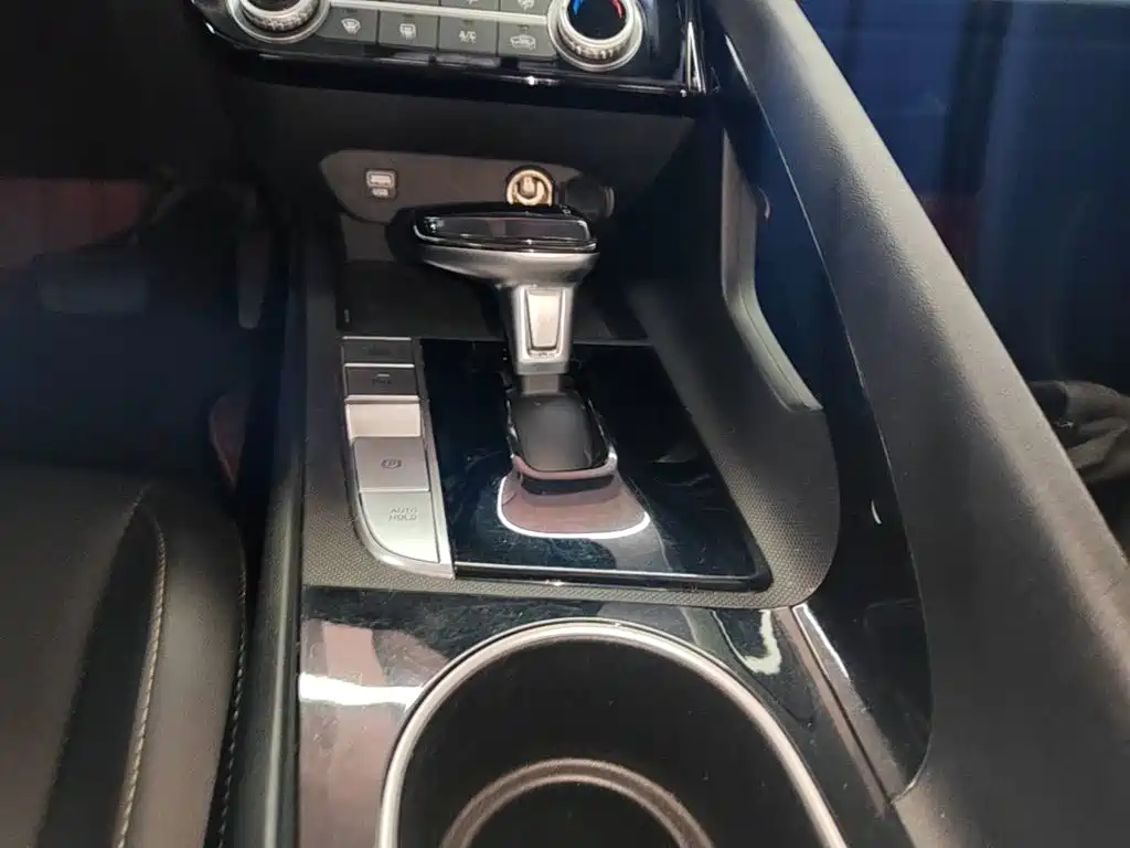 Hyundai Elantra — фото 13