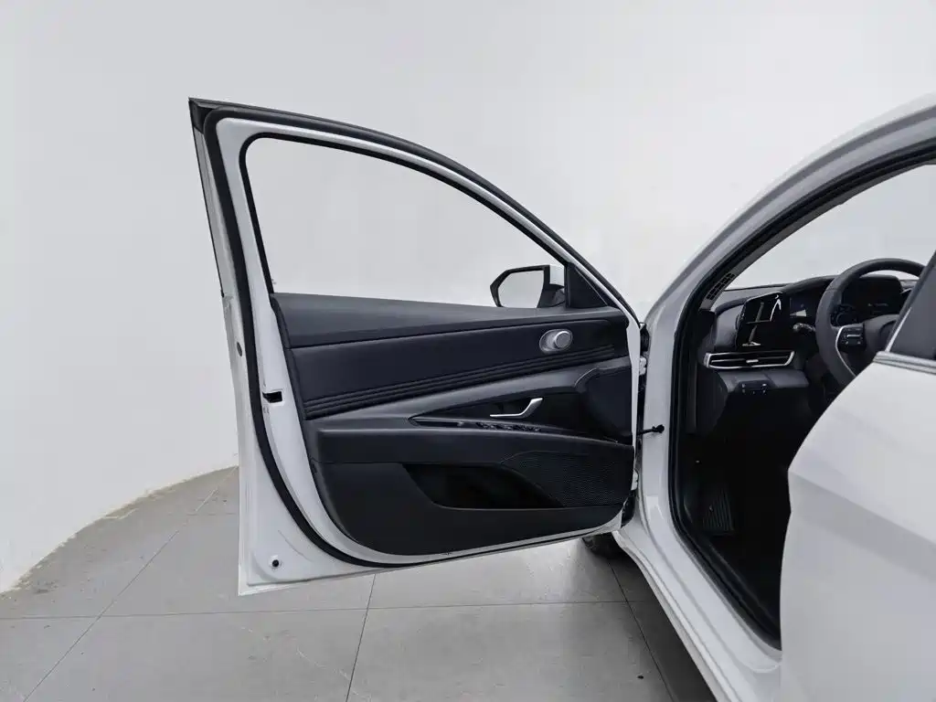Hyundai Elantra — фото 8