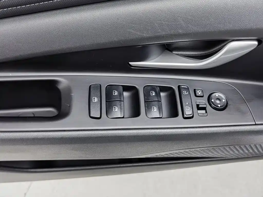 Hyundai Elantra — фото 9