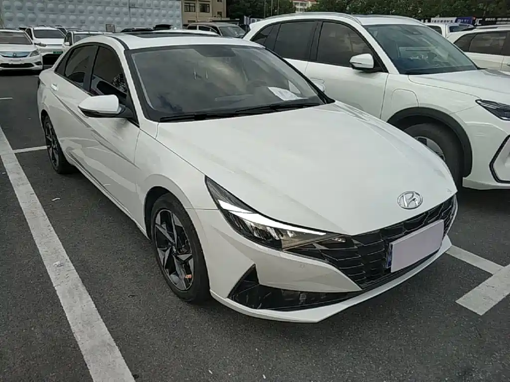 Hyundai Elantra — фото 3