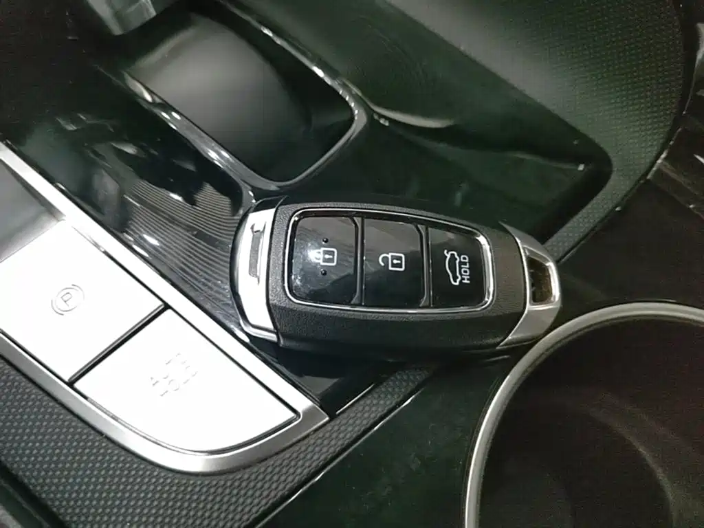 Hyundai Elantra — фото 8