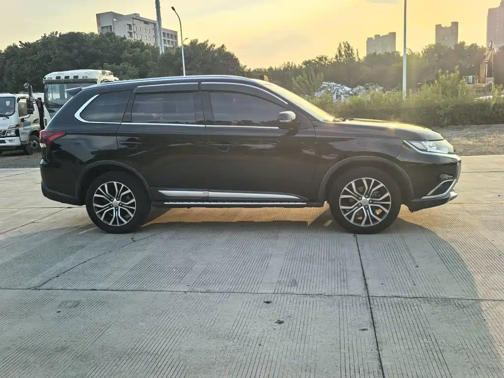 Mitsubishi Outlander — фото 6