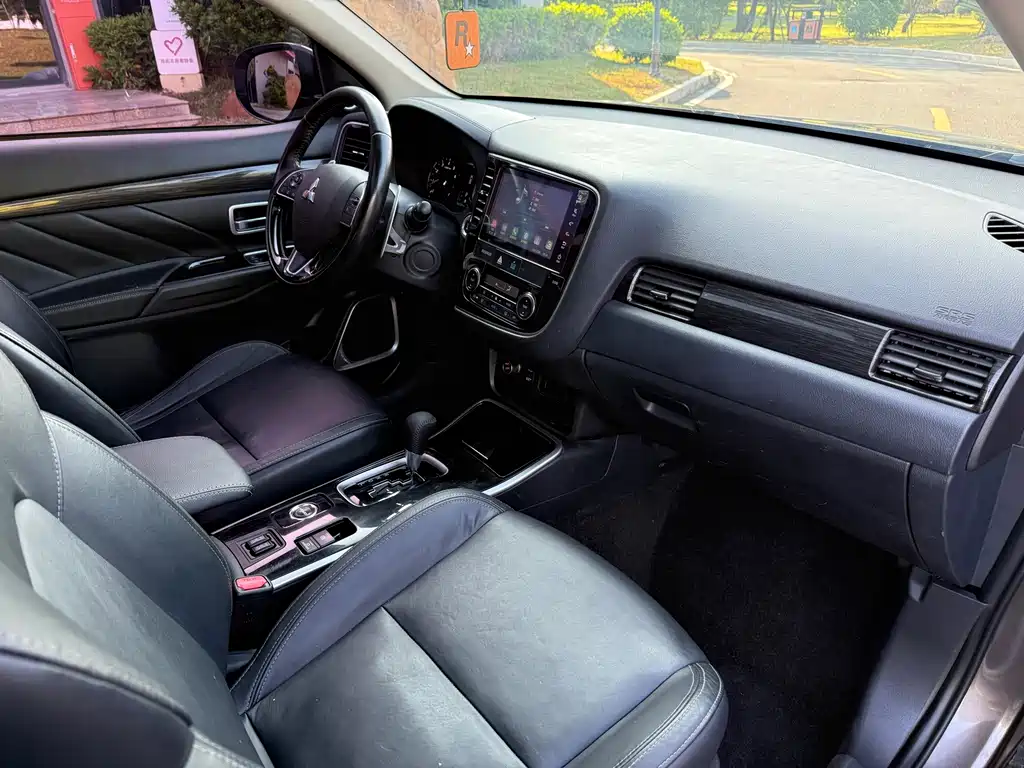 Mitsubishi Outlander — фото 14