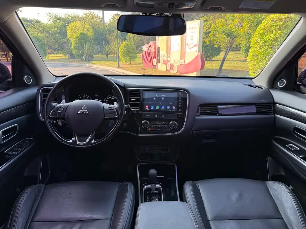 Mitsubishi Outlander — фото 7