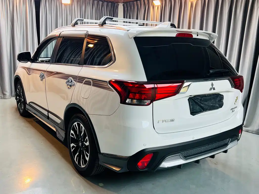 Mitsubishi Outlander — фото 5