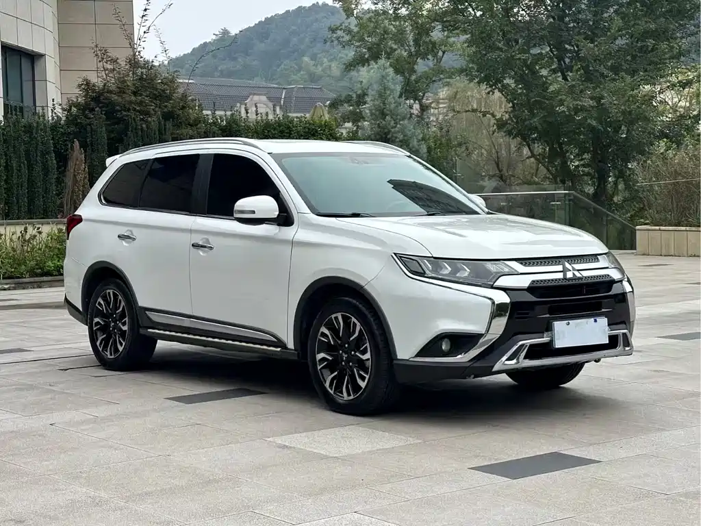 Mitsubishi Outlander — фото 3