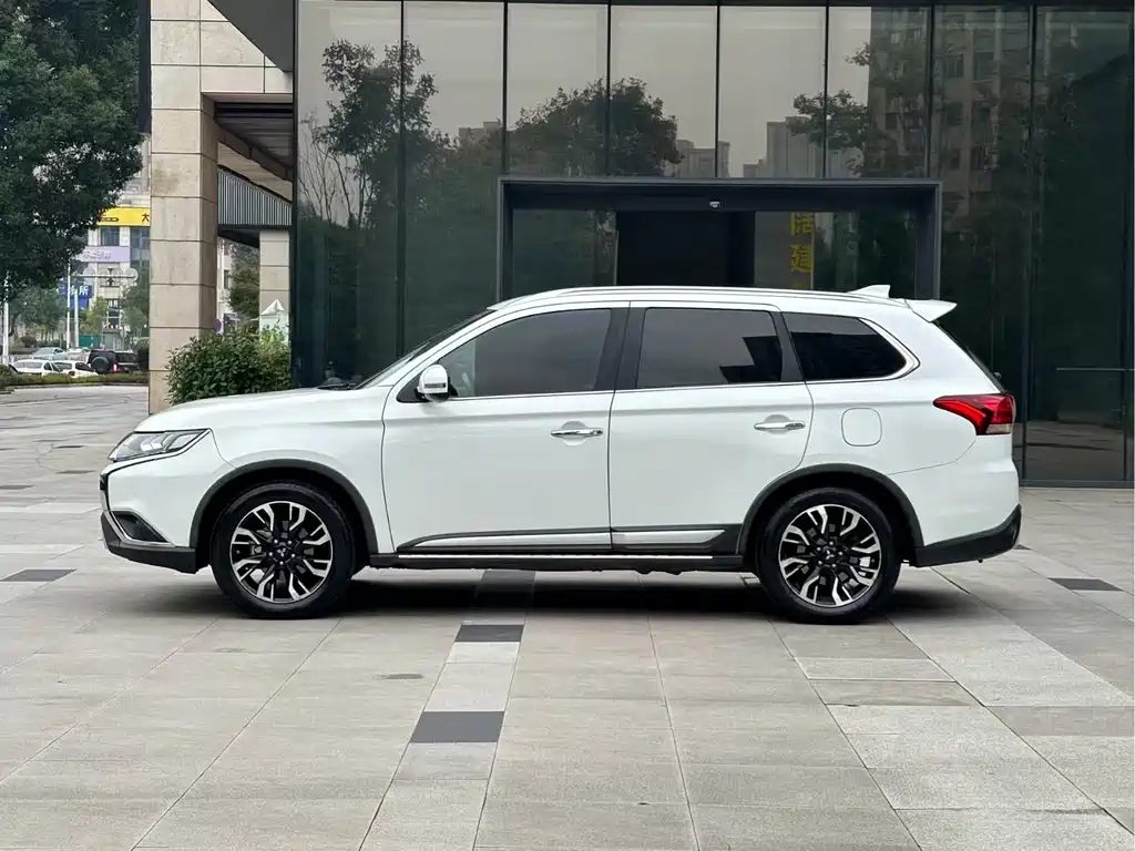Mitsubishi Outlander — фото 4