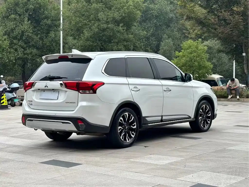 Mitsubishi Outlander — фото 5