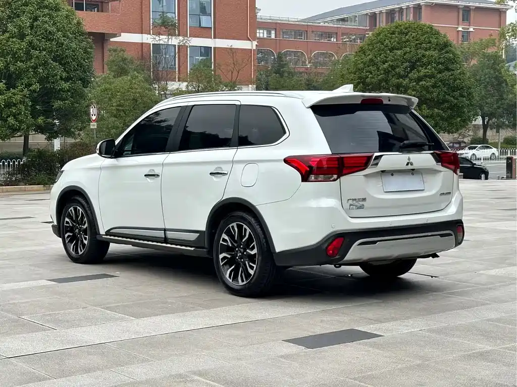 Mitsubishi Outlander — фото 7