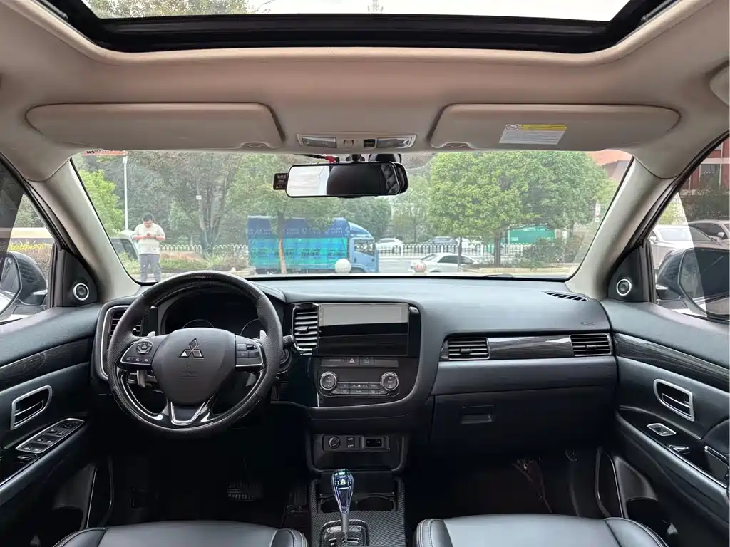 Mitsubishi Outlander — фото 10