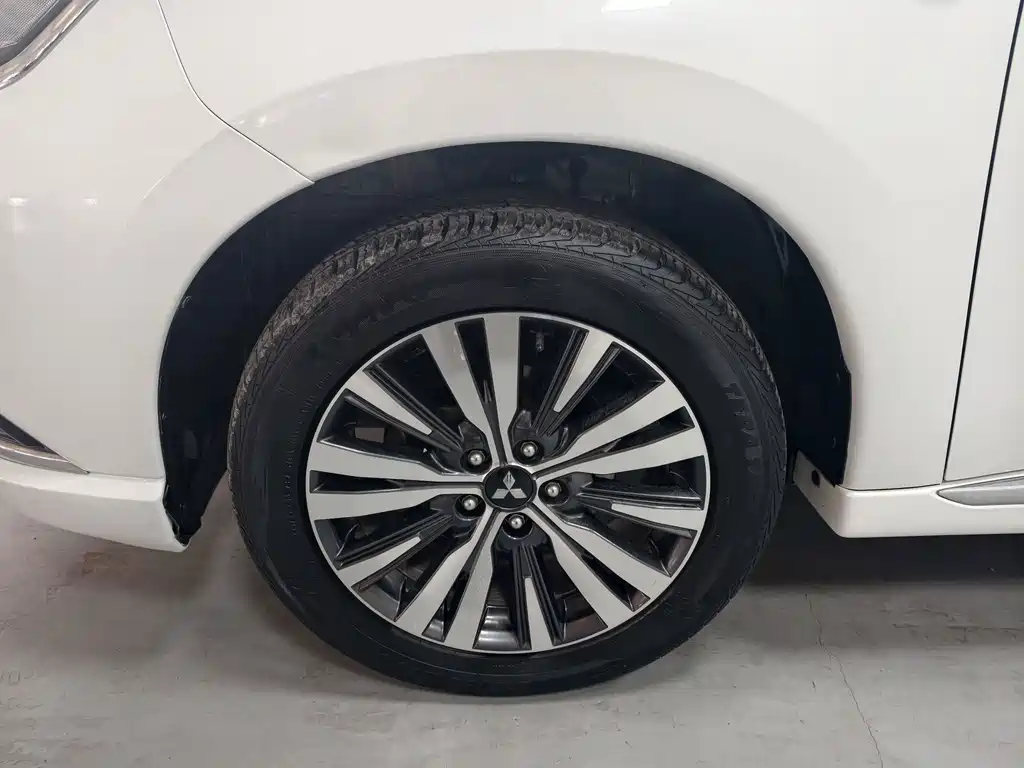 Mitsubishi Outlander — фото 11