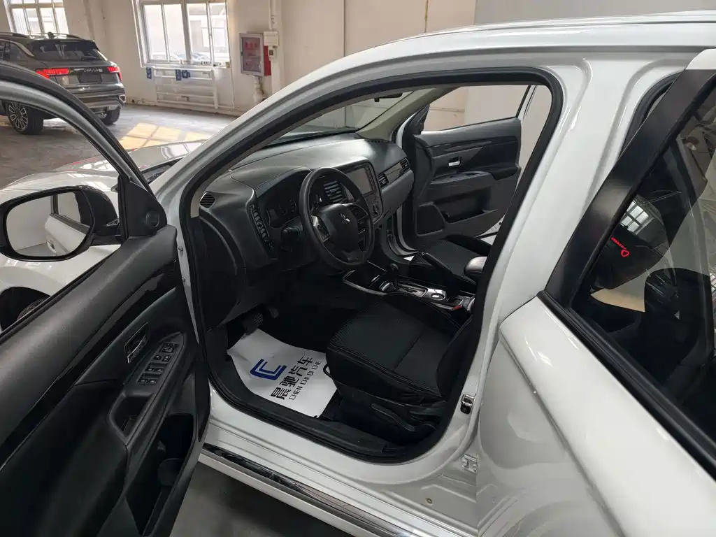Mitsubishi Outlander — фото 16