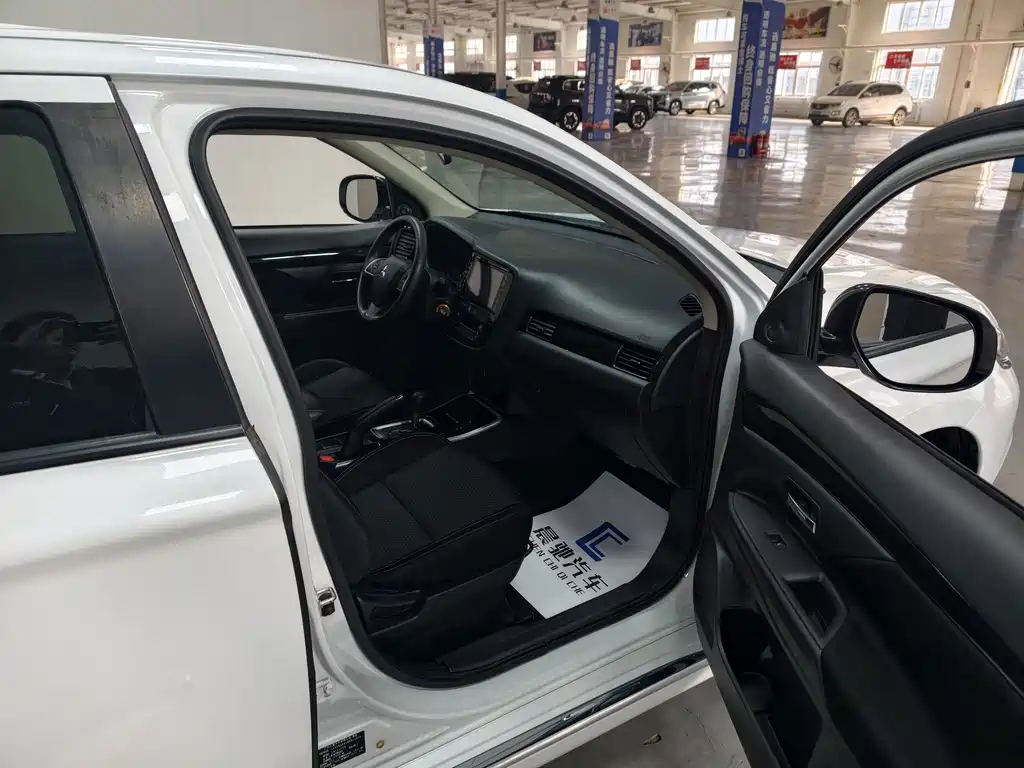 Mitsubishi Outlander — фото 17