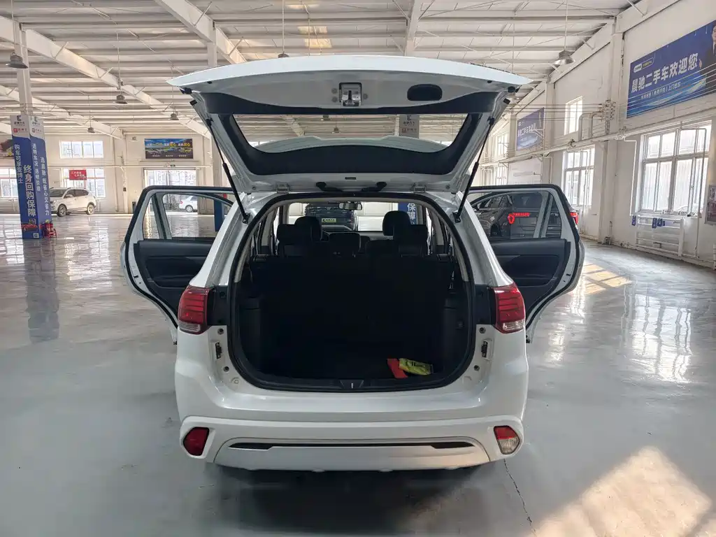 Mitsubishi Outlander — фото 8