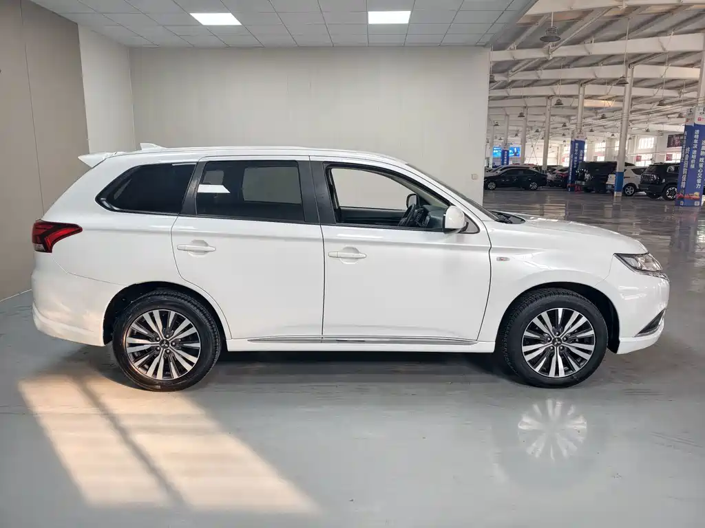 Mitsubishi Outlander — фото 9