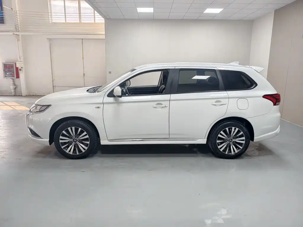 Mitsubishi Outlander — фото 10
