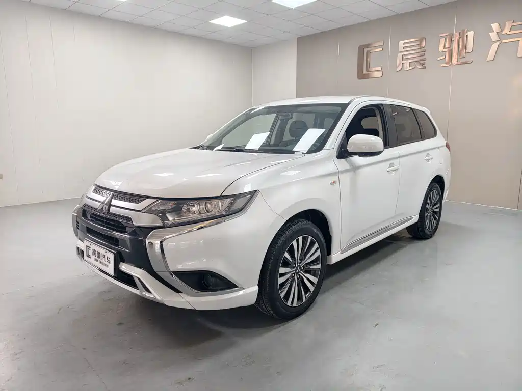 Mitsubishi Outlander — фото 1