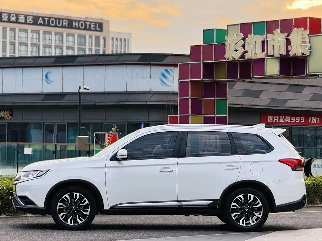 Mitsubishi Outlander — фото 4