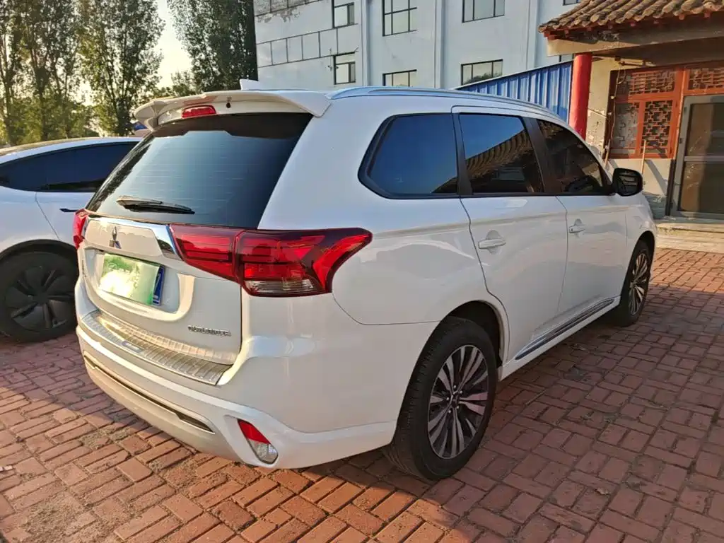 Mitsubishi Outlander — фото 6