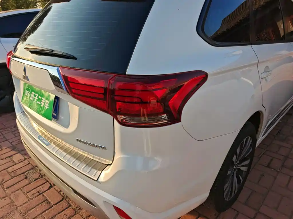 Mitsubishi Outlander — фото 7
