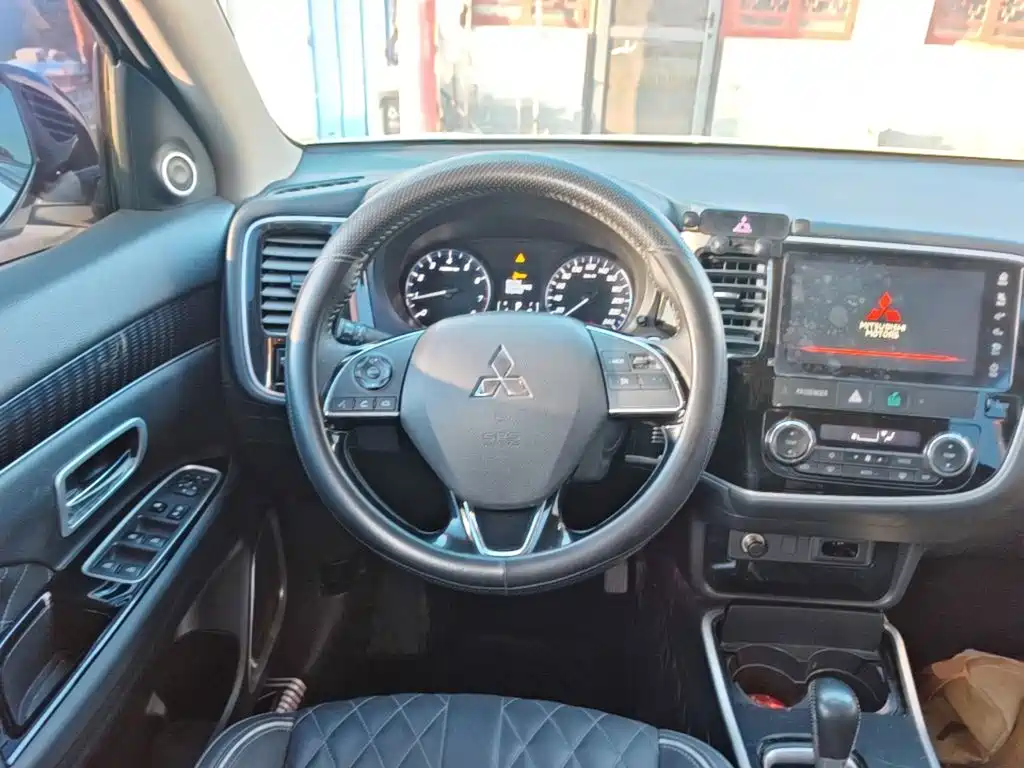 Mitsubishi Outlander — фото 10