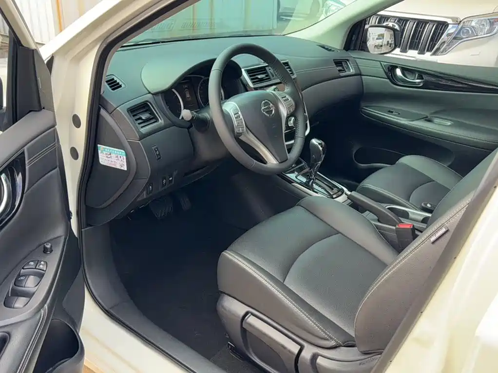 Nissan Tiida — фото 2