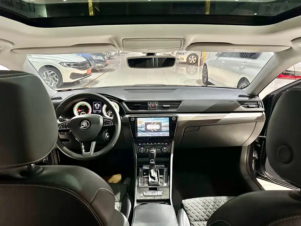 Skoda Superb — фото 8