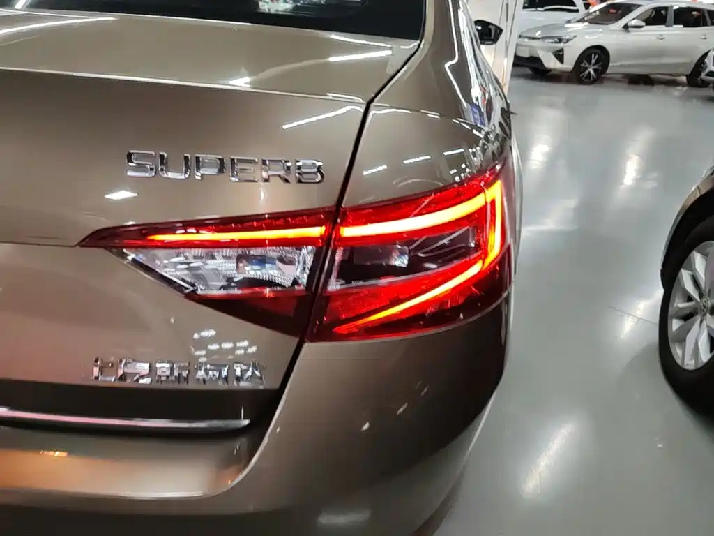 Skoda Superb — фото 7