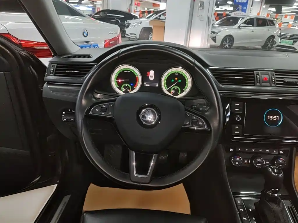 Skoda Superb — фото 10